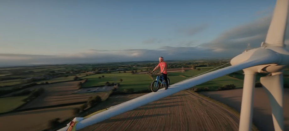 El impresionante vídeo de un ciclista pedaleando en la pala de un aerogenerador